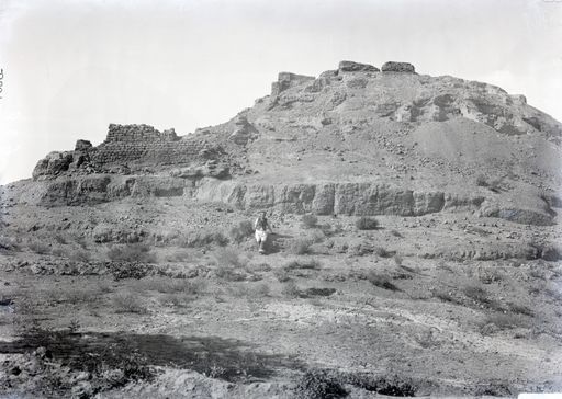 B884: Panorama eines Hügels mit Bauten und Höhlenresten von NO, davor Hermann Pohrt (B_884_TV_Bulayik.jpg)