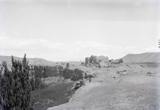 B 889: Ruine eines großen Tempels auf Hügelterrasse