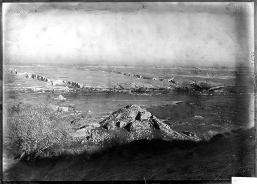 B 898: Panorama einer zerfurchten Landschaft mit Schrein und Ruinenhügel vermutlich von Murtuk II