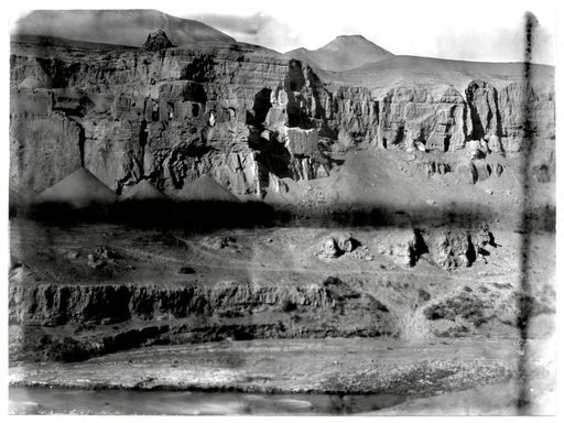 B 906: Blick vom gegenüberliegenden Höhenzug auf das Tal und den nördlichen Teil der Felsterrasse mit Höhlen und ihren Vorbauten