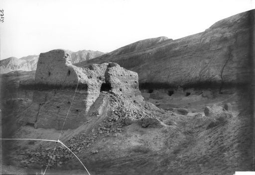 B912: Kleiner viereckiger Stūpa-Turm mit Höhlenanlage (B_0912_Murtuk_II.jpg)