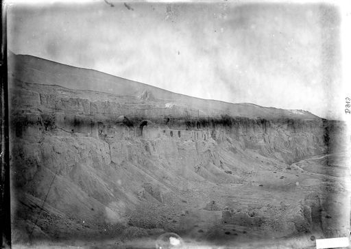 B913: Blick von der Südterrasse auf den mittleren und nördlichen Teil der Felsterrasse mit Höhlen und Freibauten. Grünwedel, Bartus und Le Coq sind vor Anlage 18 zu sehen. (B_0913_Bez.jpg)