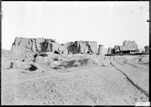 B 914: Ruinen, nördliche Stadtmauer und moderner Turm in der ummauerten Stadt