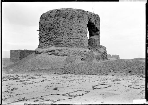 B 930: Ruine des alten Avalokiteśvara-Tempels und die mit Steinen umlegten Gebetsplätze, Westseite