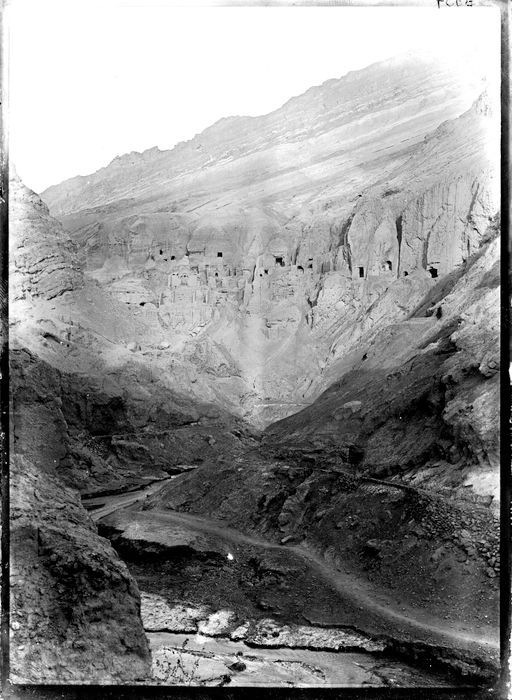 B 934: Blick von Süden zu der nördlichen Hauptgruppe im obersten Ende der Schlucht auf der östlichen Seite des Flusses.