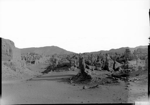 B 939: Panorama der Ruinenstadt entlang der -Nord-Süd Hauptachse