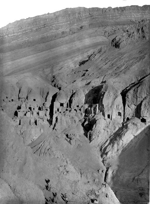 B 941: Blick von Süden zu der nördlichen Hauptgruppe im obersten Ende der Schlucht auf der östlichen Seite des Flusses.