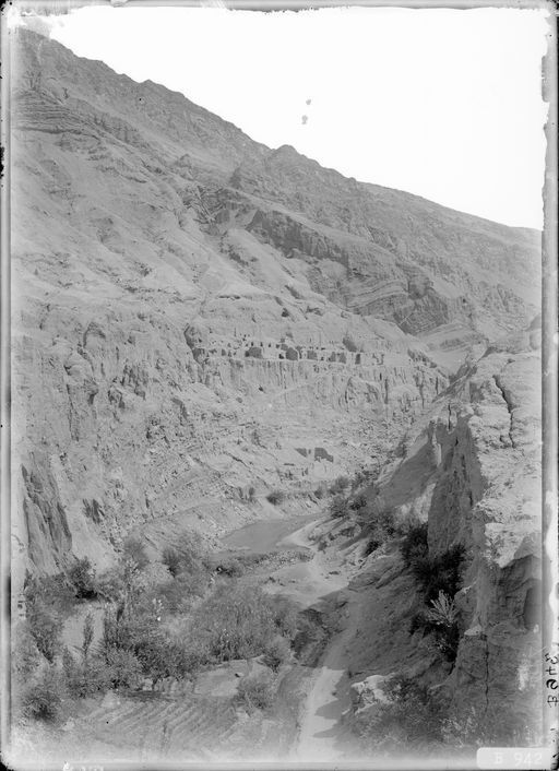 B 942: Blick von Norden auf die hohe Terrasse in der Biegung des Flusses mit zahlreichen Gebäuden