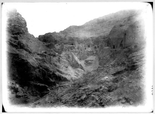 B 945: Blick von Süden zu der nördlichen Hauptgruppe im obersten Ende der Schlucht auf er östlichen Seite des Flusses.Auf der gegenüberliegenden rechten Flussseite befinden sich Stūpas und andere Bauten.