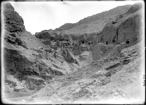 B945: Blick von Süden zu der nördlichen Hauptgruppe im obersten Ende der Schlucht auf er östlichen Seite des Flusses.Auf der gegenüberliegenden rechten Flussseite befinden sich Stūpas und andere Bauten. (B_945_a_Toyuk.jpg)