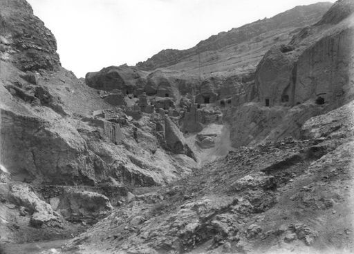 B945: Blick von Süden zu der nördlichen Hauptgruppe im obersten Ende der Schlucht auf er östlichen Seite des Flusses.Auf der gegenüberliegenden rechten Flussseite befinden sich Stūpas und andere Bauten. (B_945_Toyuk_pos.jpg)