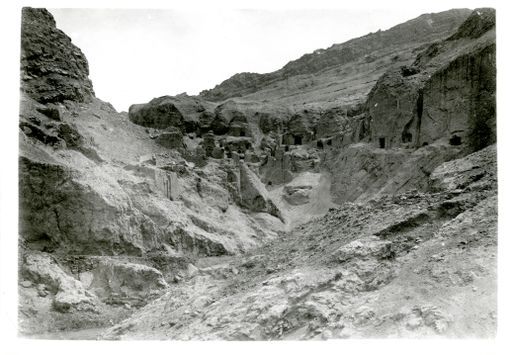 B945: Blick von Süden zu der nördlichen Hauptgruppe im obersten Ende der Schlucht auf er östlichen Seite des Flusses.Auf der gegenüberliegenden rechten Flussseite befinden sich Stūpas und andere Bauten. (B_945_pos.jpg)