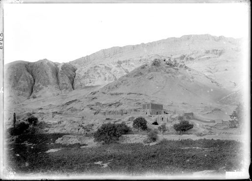 B946: Blick vom Dorf über das Tal und hin zum östlichen Gebirgszug mit einem Traubenhaus davor. (B_0946_Toyuk.jpg)