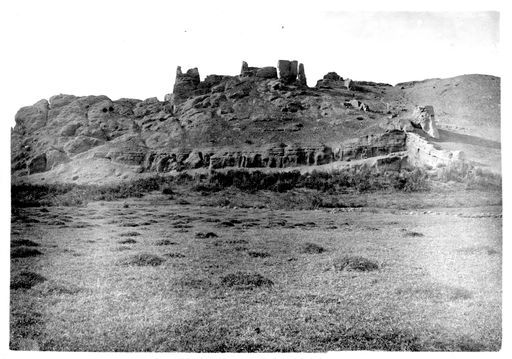 B 949: Panorama eines Höhenzuges mit Ruinen