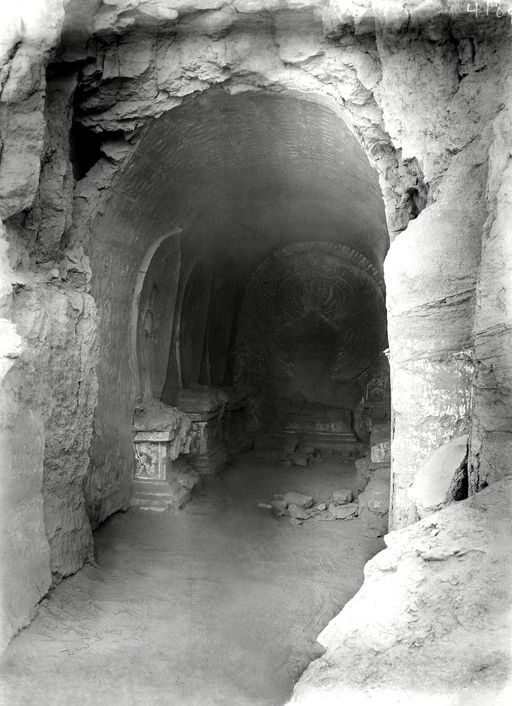 B953: Schmale Höhle mit 5 Podesten mit Aureolen für Buddha-Statuen in Meditationssitz und 1000 Buddha- Darstellungen Wandmalerei auf Wänden und Gewölbe (B_953_Bez.jpg)