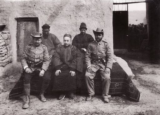 B956: Albert von Le Coq und Theodor Bartus mit Imin Khoja, dem Fürsten (Wang) von Lukchun; hinter ihnen sind Wirt Sa'ut und ein Bedienstete zu sehen. Dies Foto wurde auch als Postkarte verschickt. VS: Textseite der Postkarte (Turfan_II_39_B_956_Wang.jpg)