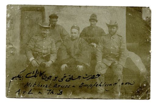 B956: Albert von Le Coq und Theodor Bartus mit Imin Khoja, dem Fürsten (Wang) von Lukchun; hinter ihnen sind Wirt Sa'ut und ein Bedienstete zu sehen. Dies Foto wurde auch als Postkarte verschickt. VS: Textseite der Postkarte (B_956_Postkarte__Ankauf.jpg)