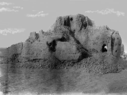 B 965: Ostseite der Ruine mit großem Podest für Parinirvāṇa-Buddha vor massivem Mittelpfeiler, rechts ein Raum mit Durchgang