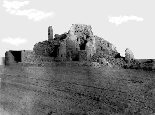 B 966: Südseite der Ruine mit rechts Podest für Parinirvāṇa-Buddha, Südzimmer in der Mitte