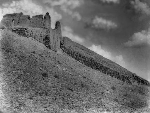 B 986: Tempelruine auf dem Berg