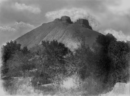 B 987: Nordansicht der Anlage auf dem Berg vom Garten aus des Wang von Hami aus