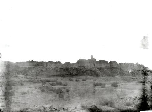 B 996: Mauern der Wüstenfestung mit Tempel von Weitem