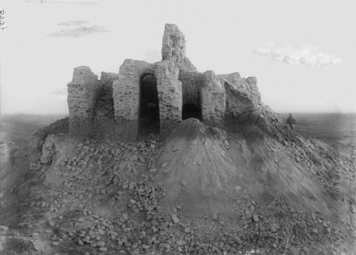 B 997: Hauptgebäude im Bereich der Zitadelle der Festung mit vielen Gewölben, Blick von Osten