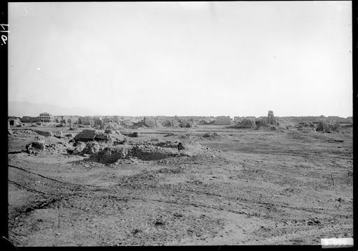 B999: Panorama der ummauerten Stadt Khocho (Idikutshahri) von Südwesten. Zu sehen ist das Areal von Stufentempel Y bis über den Tempel Z hinaus mit Ruine X im Vordergrund. (B_999_Khocho_pos.jpg)