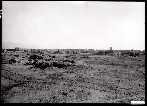 B999: Panorama der ummauerten Stadt Khocho (Idikutshahri) von Südwesten. Zu sehen ist das Areal von Stufentempel Y bis über den Tempel Z hinaus mit Ruine X im Vordergrund. (B_999.jpg)