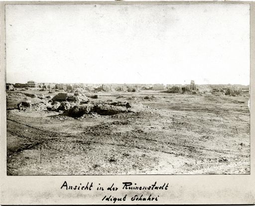 B 999: Panorama der ummauerten Stadt Khocho (Idikutshahri) von Südwesten. Zu sehen ist das Areal von Stufentempel Y bis über den Tempel Z hinaus mit Ruine X im Vordergrund.