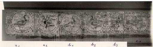 C 108b: Zwei gerahmte Malereifriese von der Museumswand; oben Enten im Perlkranz, unten: Predigtszenen (linke Seite neben C 107)