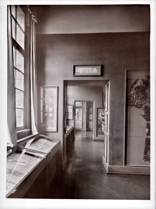 C 120: Innenansicht einer Raumflucht im 1928 eröffneten Verbindungsbau vom Museum für Völkerkunde (Stresemannstrasse) zum (heutigen) Gropiusbau mit der Ausstellung von Wandmalereien, Max Krajewski