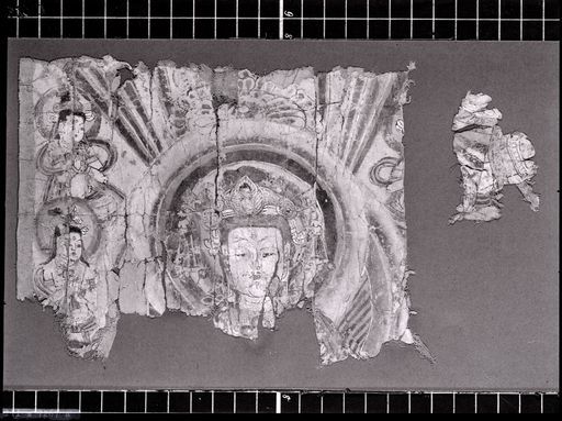 C 126: Oberer Teil eines auf Seide montierten Papierbilds (Tempelfahne?) mit Kopf des Avalokiteśvara, daneben Adoranten