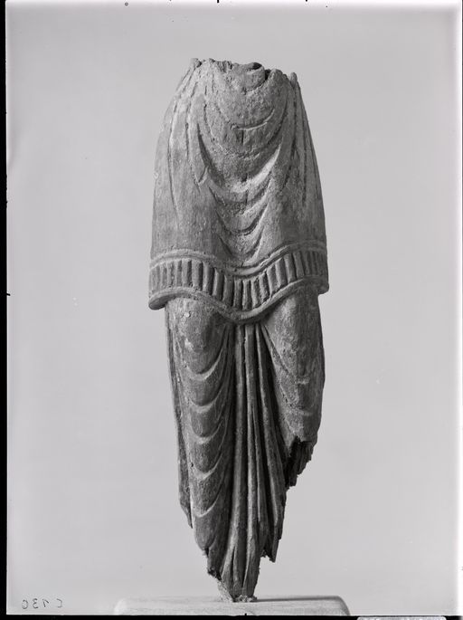 C 130: Unterkörper einer bekleideten (Frauen?-) Figur