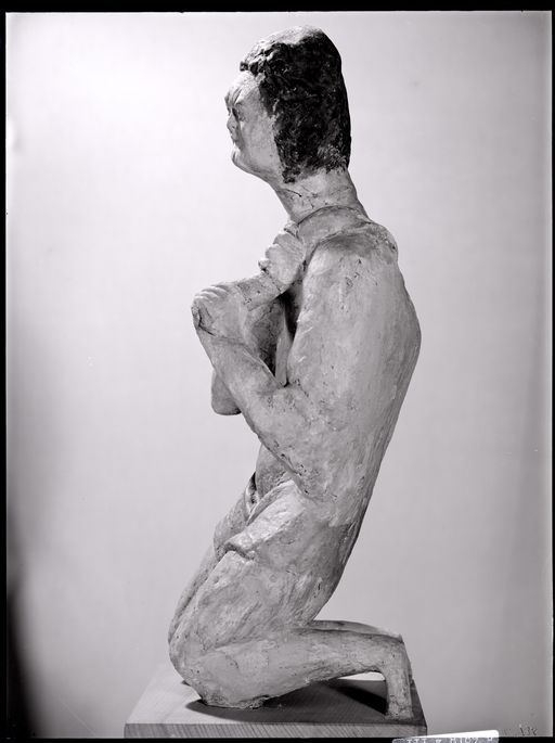 C 136: Wäscher oder Wedelträger, knieenden Figur, Seitenansicht