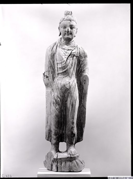 C 137: Skulptur eines stehenden Buddha