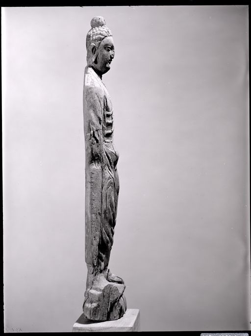 C 138_1: Skulptur eines stehenden Buddha, Seitenansicht