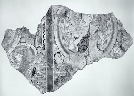 C 143: Rechts und links eines Trennstreifens: je eine fragmentarische Buddha Predigt vor Fürsten und Militärs
