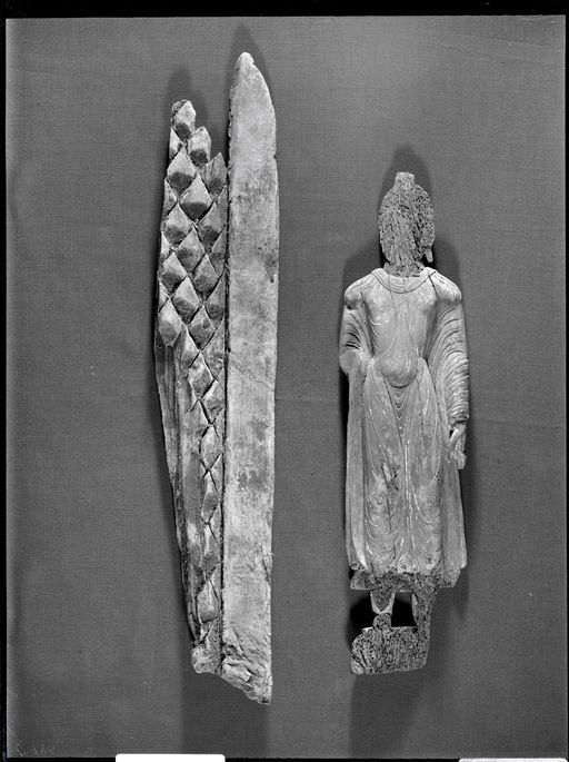 C 185a: 1. Statuette eines stehenden Buddha mit zerstörtem Gesicht ; 2. Rand eines Holzschreins mit Bergmuster