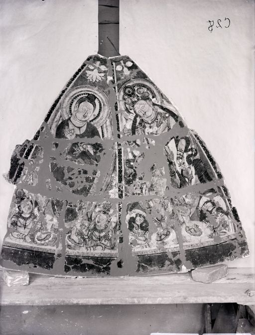 C 28: Zwei Kuppelsegmente mit einem Buddha und einem Bodhisattva mit je zwei Gottheiten zu Füßen