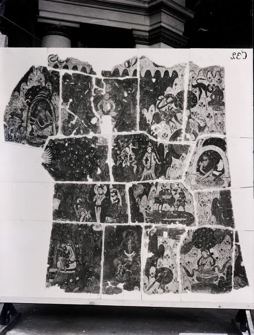C 32: Berglandschaften mit Darstellungen von buddhistischen Legenden ; zusammengesetzte Gemäldeplatten vor der endgültigen Restaurierung auf Stellage in Museumsräumen