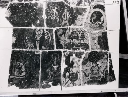 C 33: Berglandschaften mit Darstellungen von buddhistischen Legenden ; zusammengesetzte Gemäldeplatten vor der endgültigen Restaurierung; Detail von C 32