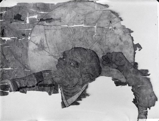 C 38: Fragment einer Tempelfahne: Arhat in drohender Haltung mit Nimbus