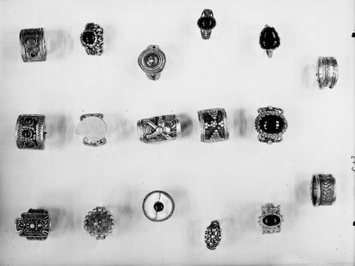 C 43: 17 Ringe ; Schmuck