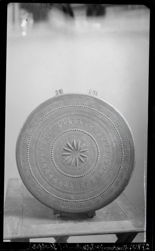 C 66: Gr. Metallscheibe mit konzentrischen Musterbändern und Sternmedaillon in der Mitte-Gong (?)