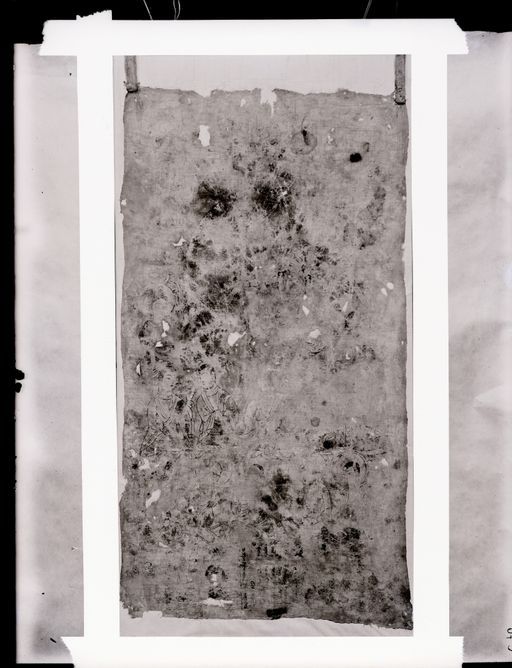 C 70: Tempelfahne mit vielen undeutlichen kleinen Figuren zwei Aufhänger; Details s. B 2260-61
