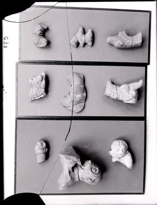 C 78: Neun Teile von Figuren, Gesichtern, Tieren aus Ton