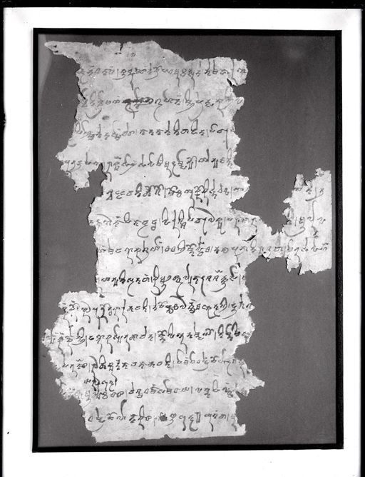 C 81: Gerahmtes fragmentarisches Blatt einer Handschrift, in Brāhmī-Schrift