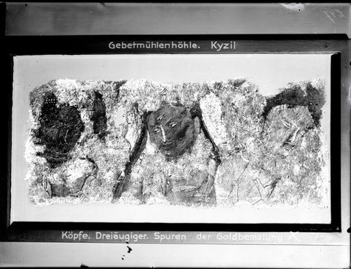 C 97: Gerahmtes Fragmente: Drei Büsten, in der Mitte Indra