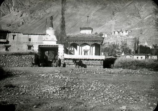 T 1: Chörten und tibetische Tempel, aufgenommen von A. v. Le Coq auf seiner Rückreise über Indien November 1906